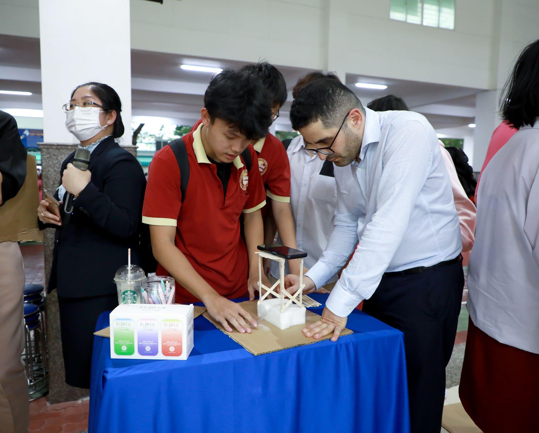 Hàng trăm học sinh AHS hào hứng tham gia Ngày hội STEM 2023